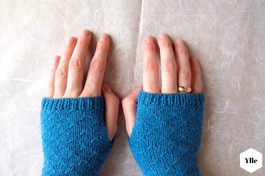 Selbst gestrickte Armstulpen als Accessoire