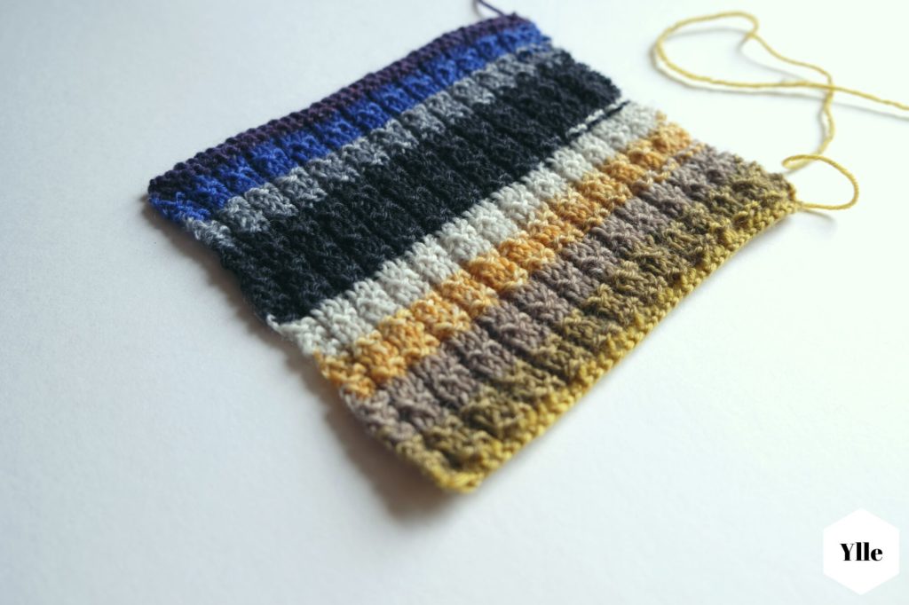 Das Waffelmuster wirkt mit unterschiedlichen Farben gestrickt mal fester und mal leichter